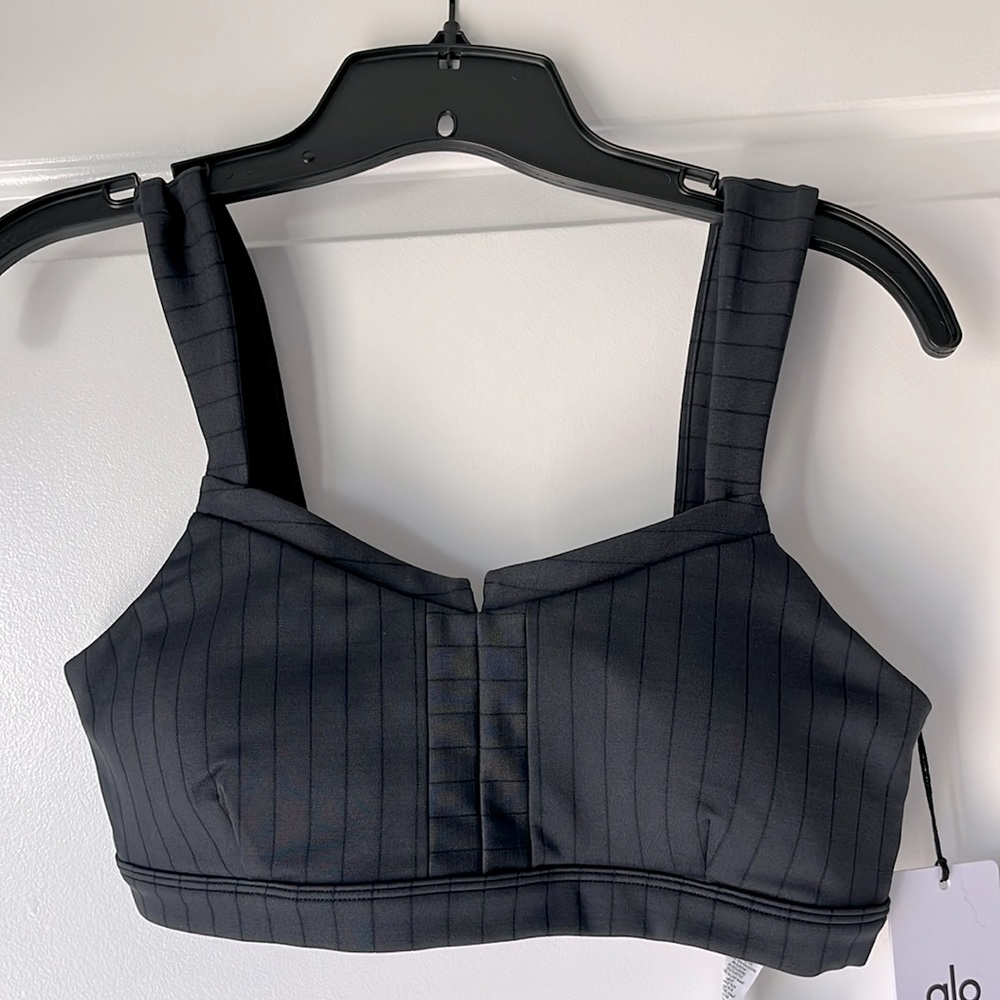 Brand new Alo yoga Anthracite / black bra Medium super cute and flattering